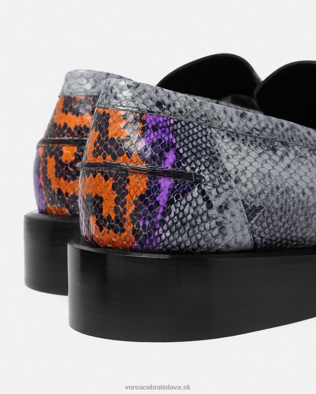 topánka X8X8P1575 Versace Štvorcové mokasíny s potlačou python greca viacfarebný muži